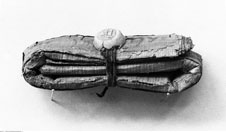 Gesiegeltes Papyrus-Päckchen aus Elephantine Gesiegeltes Papyrus-Päckchen aus Elephantine
