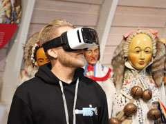 Fastnacht digital Besucher mit Virtual Reality-Brille im Fastnachtsmuseum