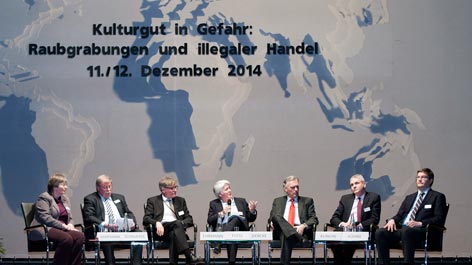 Podiumsdiskussion auf der Konferenz „Kulturgut in Gefahr: Raubgrabungen und illegaler Handel“ (öffnet Vergrößerung des Bildes)