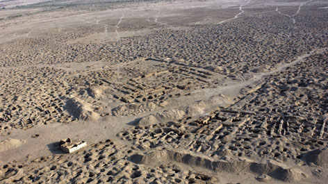 Aerial photo showing a looted archaeological site at Umma Tell Jokha in Iraq (Opens a larger version of the image)
