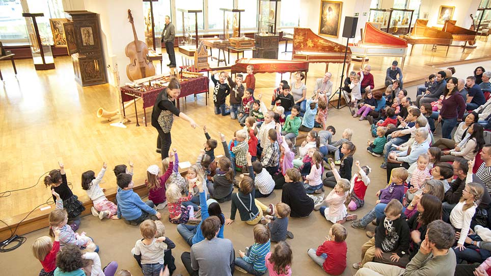 Kinder scharen sich beim Luftikus-Kinderfest im Musikinstrumentenmuseum des Staatlichen Institut für Musikforschung (öffnet Vergrößerung des Bildes)
