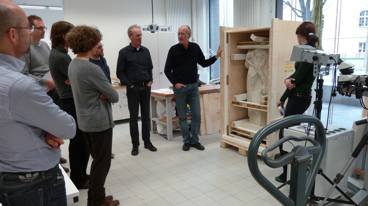 Das Berliner Antike-Kolleg bietet seinen Studierenden Zugang zu den archäologischen Beständen der Staatlichen Museen zu Berlin. © Berliner Antike-Kolleg / Antonia Hofmann Das Berliner Antike-Kolleg bietet seinen Studierenden Zugang zu den archäologischen Beständen der Staatlichen Museen zu Berlin.