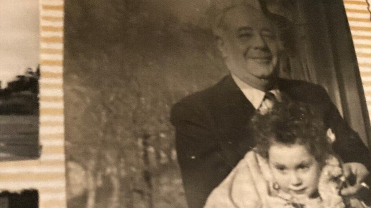 Dominique Torrès mit ihrem Großvater Henry Torrès Kind auf dem Arm eines älteren Mannes