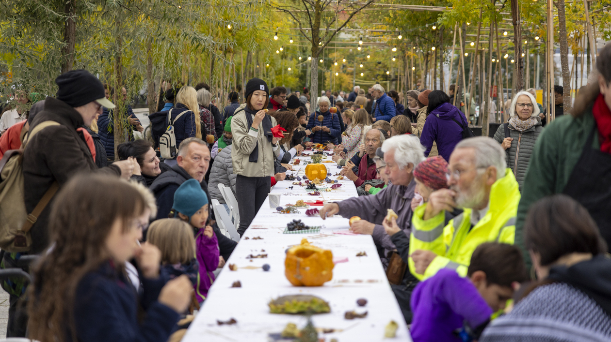 Ein Tag im Grünen 2025 – Berlins längste Tafel Besucher*innen an der langen Tafel auf dem Scharounplatz beim Tag im Grünen 2025