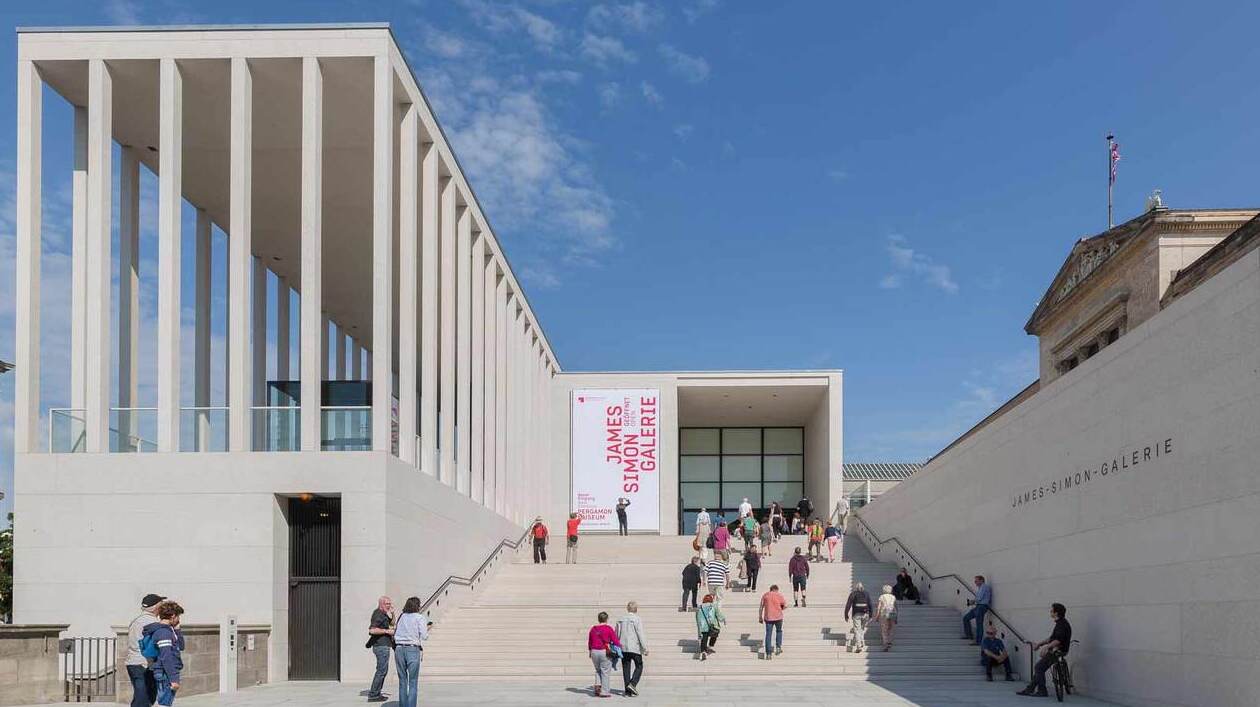 Blick auf eine große Freitreppe