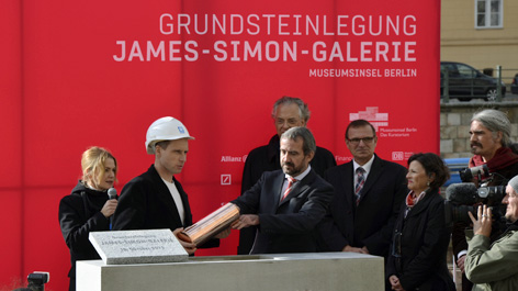 Grundsteinlegung für die James-Simon-Galerie auf der Museumsinsel Berlin Grundsteinlegung für die James-Simon-Galerie, Hermann Parzinger befüllt die Zeitkapsel