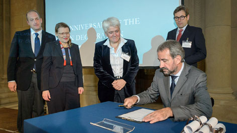 Hermann Parzinger zeichnet die „Berliner Erklärung vom Oktober 2003 über den offenen Zugang zu wissenschaftlichem Wissen“ Hermann Parzinger zeichnet die „Berliner Erklärung vom Oktober 2003 über den offenen Zugang zu wissenschaftlichem Wissen“