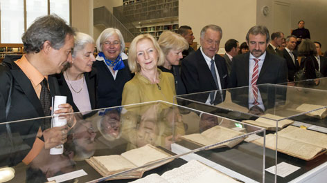Festakt zur Ankunft der Humboldt-Tagebücher in der Staatsbibliothek zu Berlin Gäste des Festakts betrachten die Reisetagebücher Alexander von Humboldts