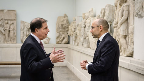 S.E. George Abela, Präsident der Republik Malta, mit dem stellvertretenden Direktor der Antikensammlung Martin Maischberger vor dem Telephosfries Zwei Männer im Anzug unterhalten sich vor antiken Friesplatten