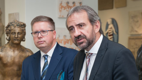 Thorsten Strauß und Hermann Parzinger in der Gipsformerei der Staatlichen Museen zu Berlin