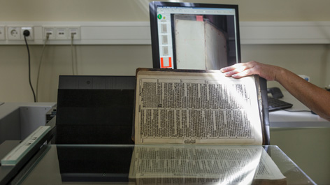 Digitalisierungszentrum der Staatsbibliothek zu Berlin Druckschrift wird mit einem Scanner digitalisiert