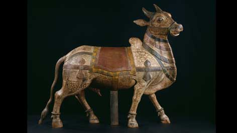 Ein Lieblingsobjekt: Der Nandi, eine fast lebensgroße Prozessionsfigur aus Südindien (Reittier des Hindugottes Shiva, Tamil Nadu, Südindien, 17./18. Jh.), künftig im Zentrum des Ausstellungsbereichs zum Hinduismus Der Nandi, eine fast lebensgroße Prozessionsfigur aus Südindien