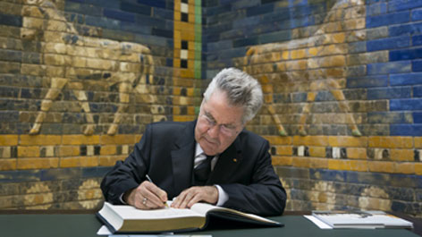 Der Bundespräsident der Republik Österreich Dr. Heinz Fischer trägt sich vor dem Ischtar-Tor in das Goldene Buch der SPK ein