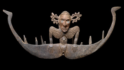 Weiblicher Figurenhaken, Iatmul-Sprachgruppe, Dorf Yentschemangua, Sammlung Kaiserin-Augusta-Fluss-Expedition 1912-13, Holz, Perlmuttschale, Fasern, Ethnologisches Museum, Staatliche Museen zu Berlin, Inv. Nr. VI 54998 Weiblicher Figurenhaken