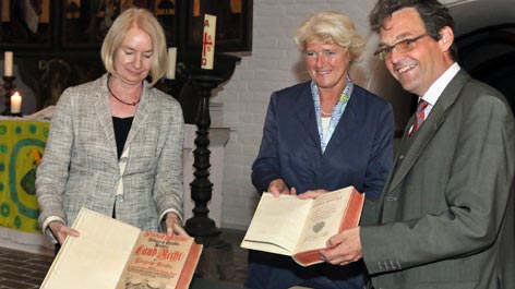 Generaldirektorin der Staatsbibliothek zu Berlin, Barbara Schneider-Kempf, Kulturstaatsministerin Monika Grütters und Kurator des Domstifts Brandenburg/Havel Dr. Cord-Georg Hasselmann