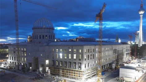 Rohbau Berliner Schloss am Abend