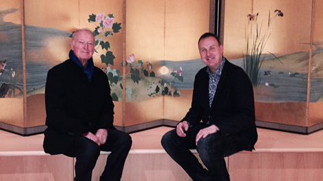 Sammler Klaus F. Naumann (li) und Kurator Alexander Hofmann (re) vor einem Stellschirm im Museum für Asiatische Kunst in Dahlem Sammler Klaus F. Naumann (li) und Kurator Alexander Hofmann (re) vor einem Stellschirm im Museum für Asiatische Kunst in Dahlem
