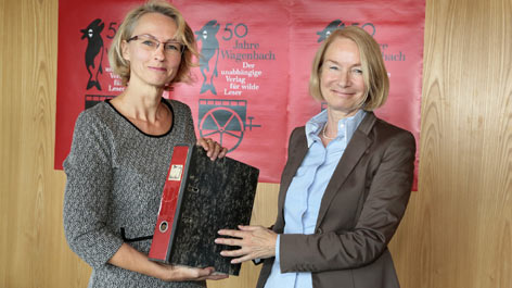 Dr. Susanne Schüssler (l.), Leiterin des Wagenbach-Verlags, und SBB-Generaldirektorin Barbara Schneider-Kempf bei der Übergabe von Archivunterlagen