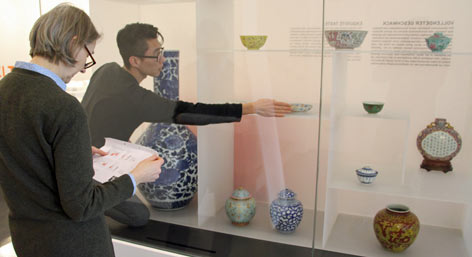 Ching-Ling Wang, Kurator der alten chinesischen Kunst, und Juliane Wernicke, Restauratorin am Museum für Ostasiatische Kunst