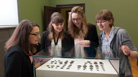 Studierende der Humboldt Universität betrachten Bestände des Münzkabinetts der Staatlichen Museen zu Berlin