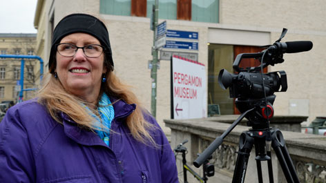 Die US-amerikanische Filmemacherin Chris Simon auf der Museumsinsel Die US-amerikanische Filmemacherin Chris Simon auf der Museumsinsel
