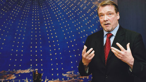 Prof. Dr. Schulze Altkappenberg vor einem Bühnenbildentwurf Karl Friedrich Schinkels für die Oper „Die Zauberflöte“ (1815) Prof. Dr. Schulze Altkappenberg vor einem Bühnenbildentwurf Karl Friedrich Schinkels für die Oper „Die Zauberflöte“ (1815)