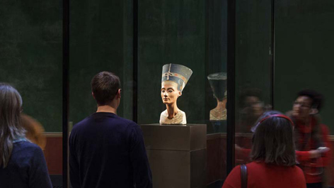 Büste der Nofretete im Nordkuppelsaal des Neuen Museums der Staatlichen Museen zu Berlin