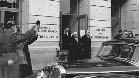 Theodor Heuss vor der Galerie des 20. Jahrhunderts in der Jebensstraße im Januar 1955