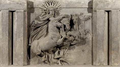 Nordosteckblock des Triglyphon vom Athenatempel in Ilion/Troia, mit reliefierter Metope - Sonnengott Helios in Quadriga Nordosteckblock des Triglyphon vom Athenatempel in Ilion/Troia, mit reliefierter Metope - Sonnengott Helios in Quadriga