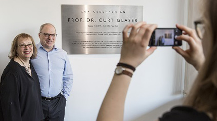 Ehepaar Livant, Vertreter der Glaser-Erben, vor der Gedenktafel für Curt Glaser in der Kunstbibliothek