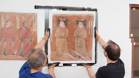 Demontierung zweier Wandmalereien in der Seidenstraßenausstellung Demontierung zweier Wandmalereien in der Seidenstraßenausstellung