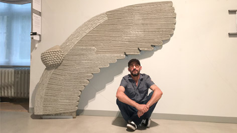 Mohammed Alkhatib vor einem Flügel aus Beton, den er als Teil der Ausstellung „daHeim – Einsichten in flüchtige Leben“ geschaffen hat Mohammed Alkhatib vor einem Flügel aus Beton, den er als Teil der Ausstellung „daHeim – Einsichten in flüchtige Leben“ geschaffen hat
