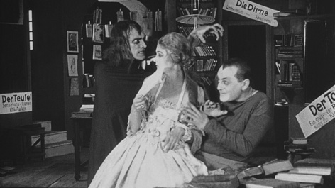 Szene aus Richard Oswalds Film „Unheimliche Geschichten“ (1919) Szene aus Richard Oswalds Film „Unheimliche Geschichten“ (1919)