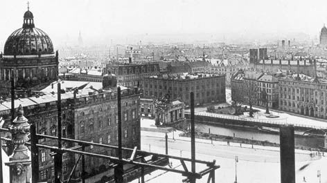 Blick vom Dom auf Stadtschloss und Bauakademie (1898)