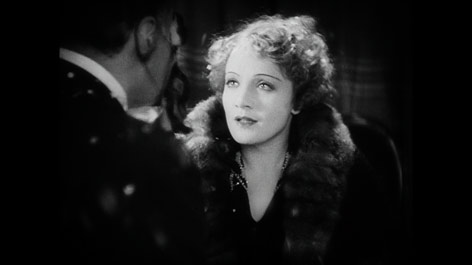 Szene aus Friedrich Wilhelm Murnaus "Die Frau nach der man sich sehnt" mit Marlene Dietrich Szene aus Friedrich Wilhelm Murnaus Film "Die Frau nach der man sich sehnt" mit Marlene Dietrich