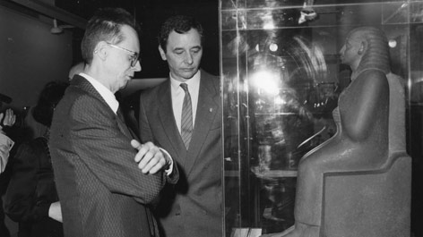 Prof. Dr. Karl-Heinz Priese (links) mit dem DDR-Kulturminister Keller beim Rundgang durch die neueröffnete Dauerausstellung des Ägyptischen Museums und Papyrussammlung im Bode-Museum am 25. April 1989 Prof. Dr. Karl-Heinz Priese (links) mit dem DDR-Kulturminister Keller beim Rundgang durch die neueröffnete Dauerausstellung des Ägyptischen Museums und Papyrussammlung im Bode-Museum am 25. April 1989.