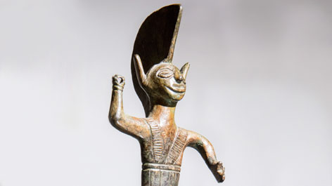 Etruskische Kriegerstatuette: speerschleudernder Jüngling mit Helm, spätarchaische Periode (spätes 6. – frühes 5. Jh. v. Chr.) Etruskische Kriegerstatuette: speerschleudernder Jüngling mit Helm, spätarchaische Periode (spätes 6. – frühes 5. Jh. v. Chr.)