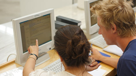 Online-Recherche im Lesesaal des Ibero-Amerikanischen Instituts Eine Nutzerin und ein Nutzer des IAI bei der Online-Recherche im Lesesaal des Ibero-Amerikanischen Instituts