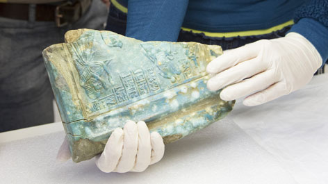 Mitarbeiter des Ägyptischen Museums begutachten die Stele nach ihrer Rückkehr