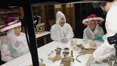 Eine Delegation von Wissensträgern der Huicholes, einer indigenen Gruppe aus Mexiko, ordnet die Sammlung von Ritualgegenständen ihrer Vorfahren im Ethnologischen Museum wieder zurück in die korrekte Anordnung. Eine Delegation von Wissensträgern der Huicholes, einer indigenen Gruppe aus Mexiko, ordnet die Sammlung von Ritualgegenständen ihrer Vorfahren im Ethnologischen Museum wieder zurück in die korrekte Anordnung