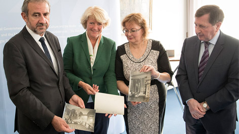 SPK-Präsident Parzinger, Kulturstaatsministerin Grütters, Hauptarchivarin Museum Gatschina Elena Efimova, Russischer Botschafter Wladimir Grinin (v.l.n.r.)