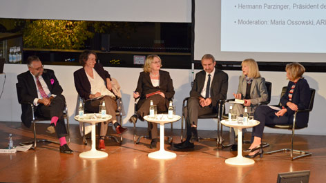 Podiumsdiskussion der Veranstaltung „Gehört Provenienzforschung zur DNA des Humboldt Forums?“