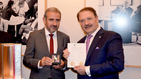 Wladmir Matwejew übergibt Zweirubelgoldmünze an Hermann Parzinger