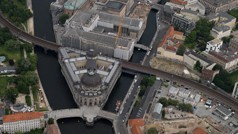 Blick auf die Museumsinsel Berlin. v.v.n.h.: Bode-Museum, Pergamonmuseum, Alte Nationalgalerie, Neues Museum und Altes Museum; oben Dom am Lustgarten. Staatliche Museen zu Berlin.