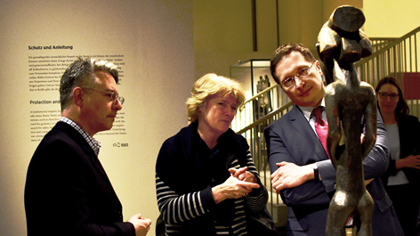Kulturstaatsministerin Monika Grütters in der Ausstellung „Unvergleichlich“ © BKM Kulturstaatsministerin Monika Grütters in der Ausstellung „Unvergleichlich“