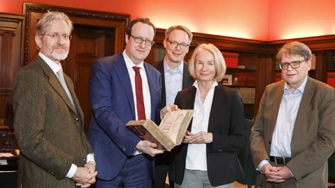 Rückgabe von militär-historischen Handschriften aus der Staatsbibliothek zu Berlin © SBB-SPK / Hagen Immel Rückgabe von militär-historischen Handschriften aus der Staatsbibliothek zu Berlin