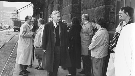 Der damalige Stiftungspräsident Werner Knopp bei der Rückführung von Archivalien per Zug aus Merseburg im April 1993 