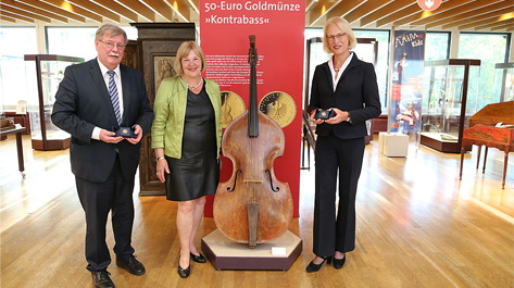 Günther Schauerte, Bettina Hagedorn und Conny Restle präsentieren die Münze © SIMPK / Foto: Jörg Joachim Riehle Günther Schauerte, Bettina Hagedorn und Conny Restle präsentieren die Münze