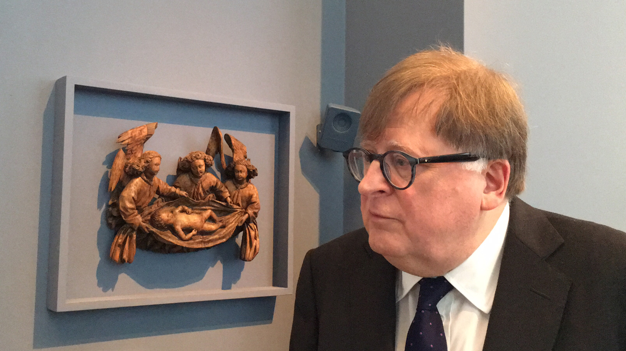 Felix de Marez Oyens vor der restituierten Engelgruppe im Bode-Museum © SPK / Friederike Schmidt Felix de Marez Oyens vor der restituierten Engelgruppe im Bode-Museum