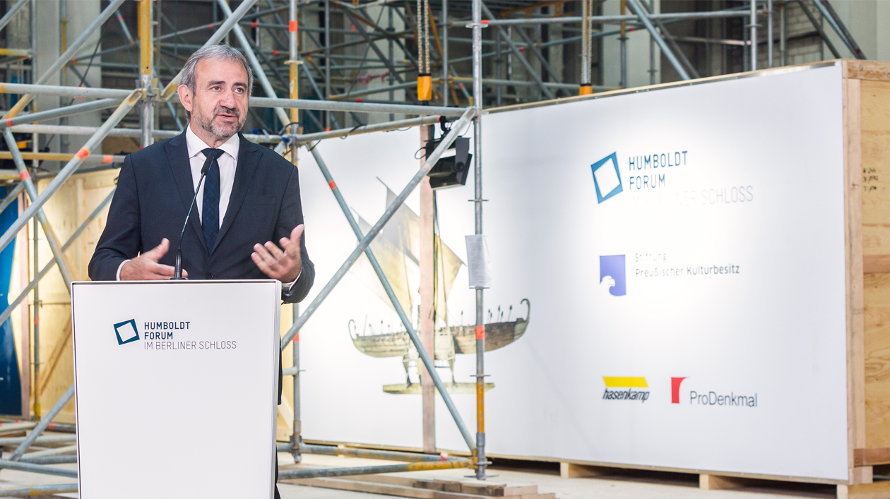 Hermann Parzinger beim Umzug des Luf-Boots ins Humboldt Forum